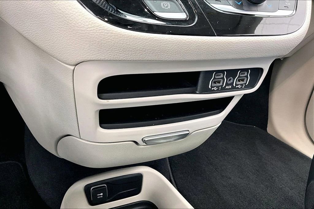 Used 2023 Chrysler Pacifica Touring-L image 33