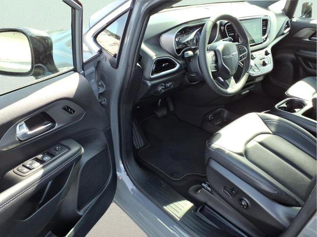 Used 2025 Chrysler Pacifica Select image 9