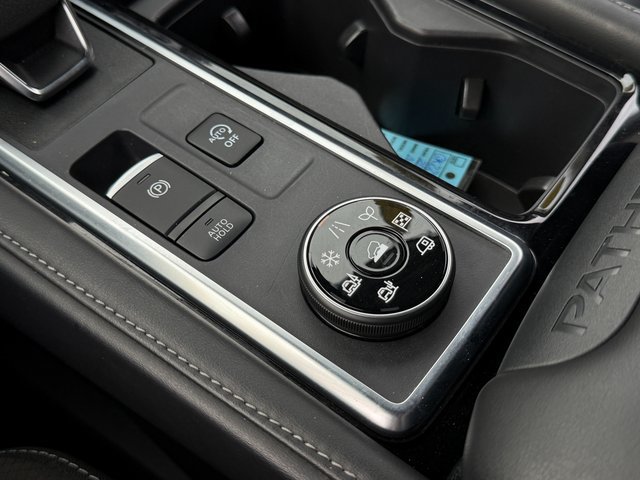 Used 2024 Nissan Pathfinder SL AWD/4WD image 26