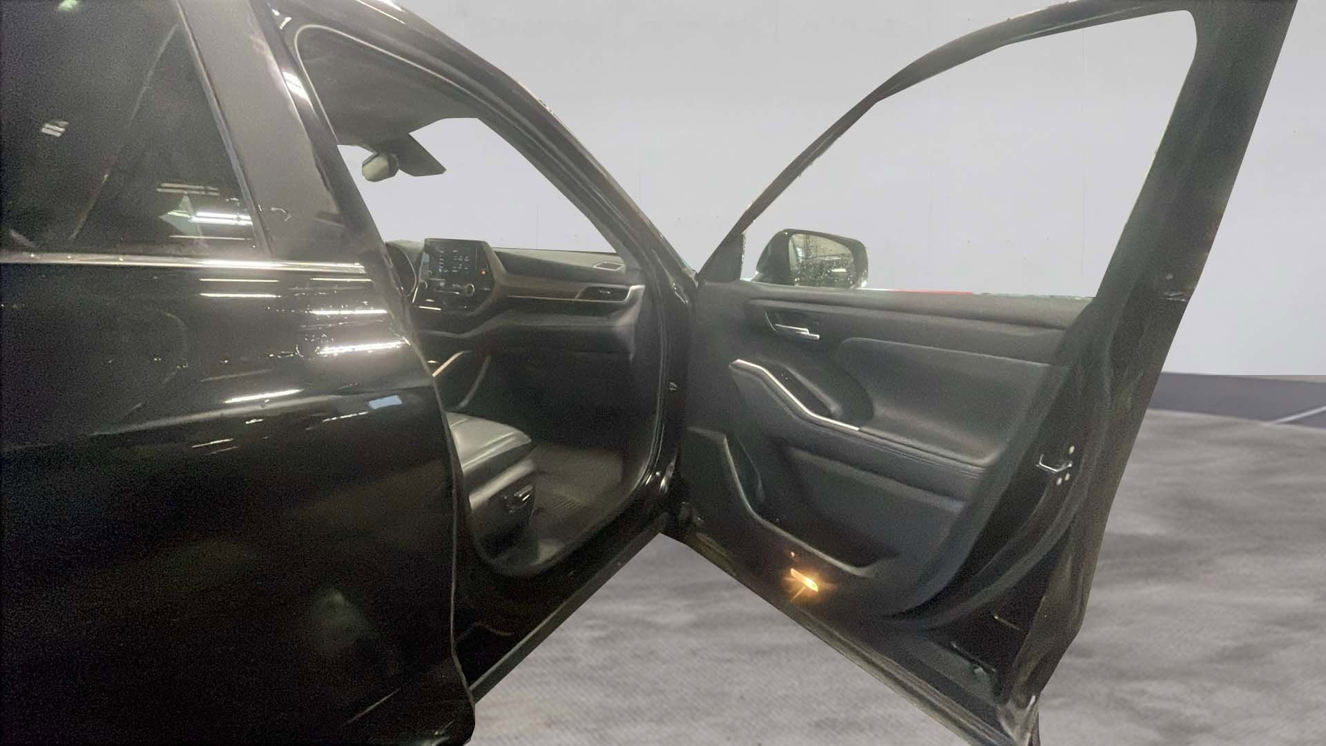 Used 2023 Toyota Highlander L image 17
