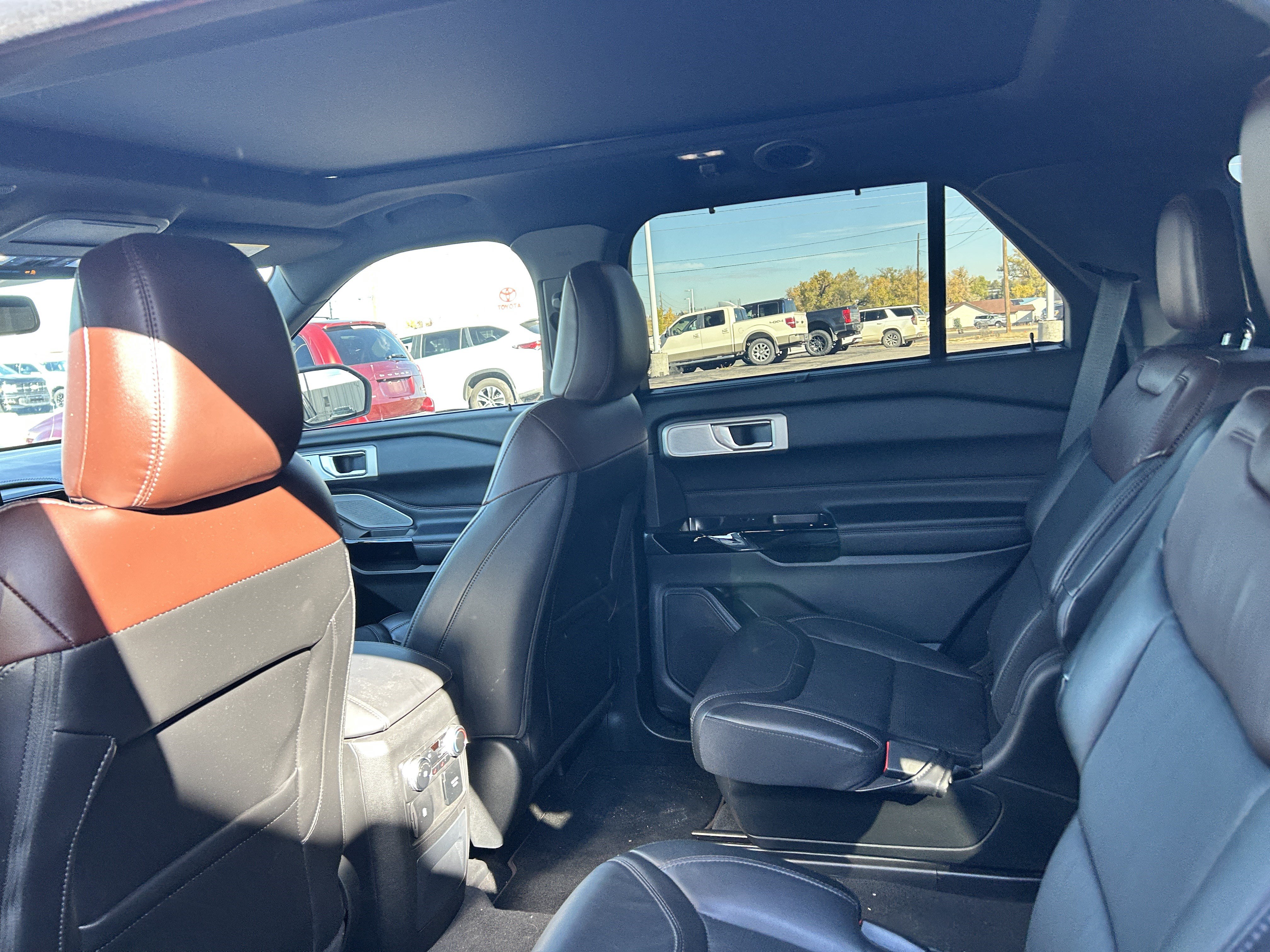 Certified 2023 Ford Explorer Platinum w/ Technology Package AWD/4WD image 11