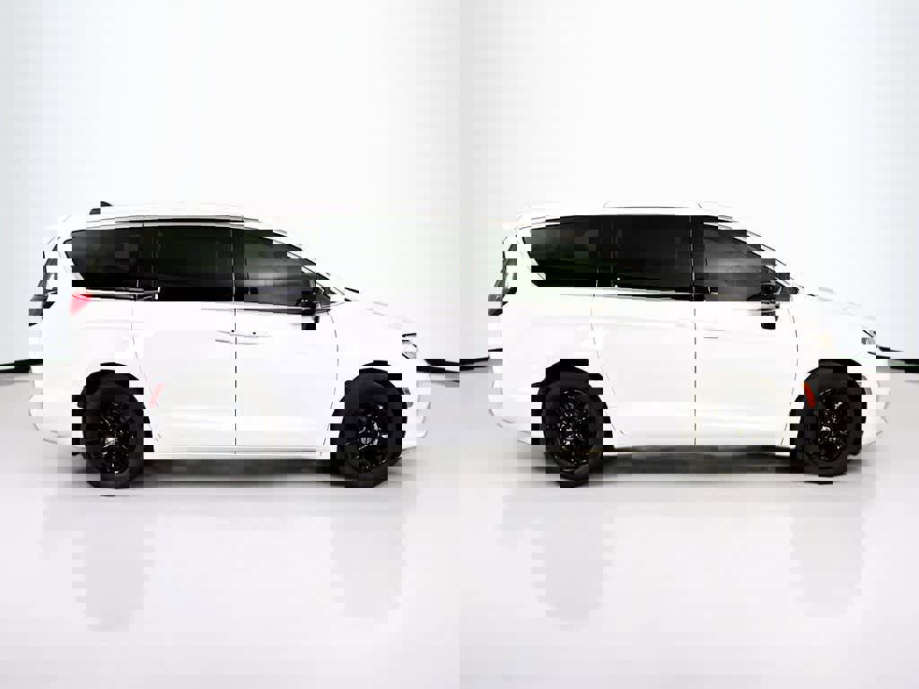 Used 2024 Chrysler Pacifica Touring-L image 6