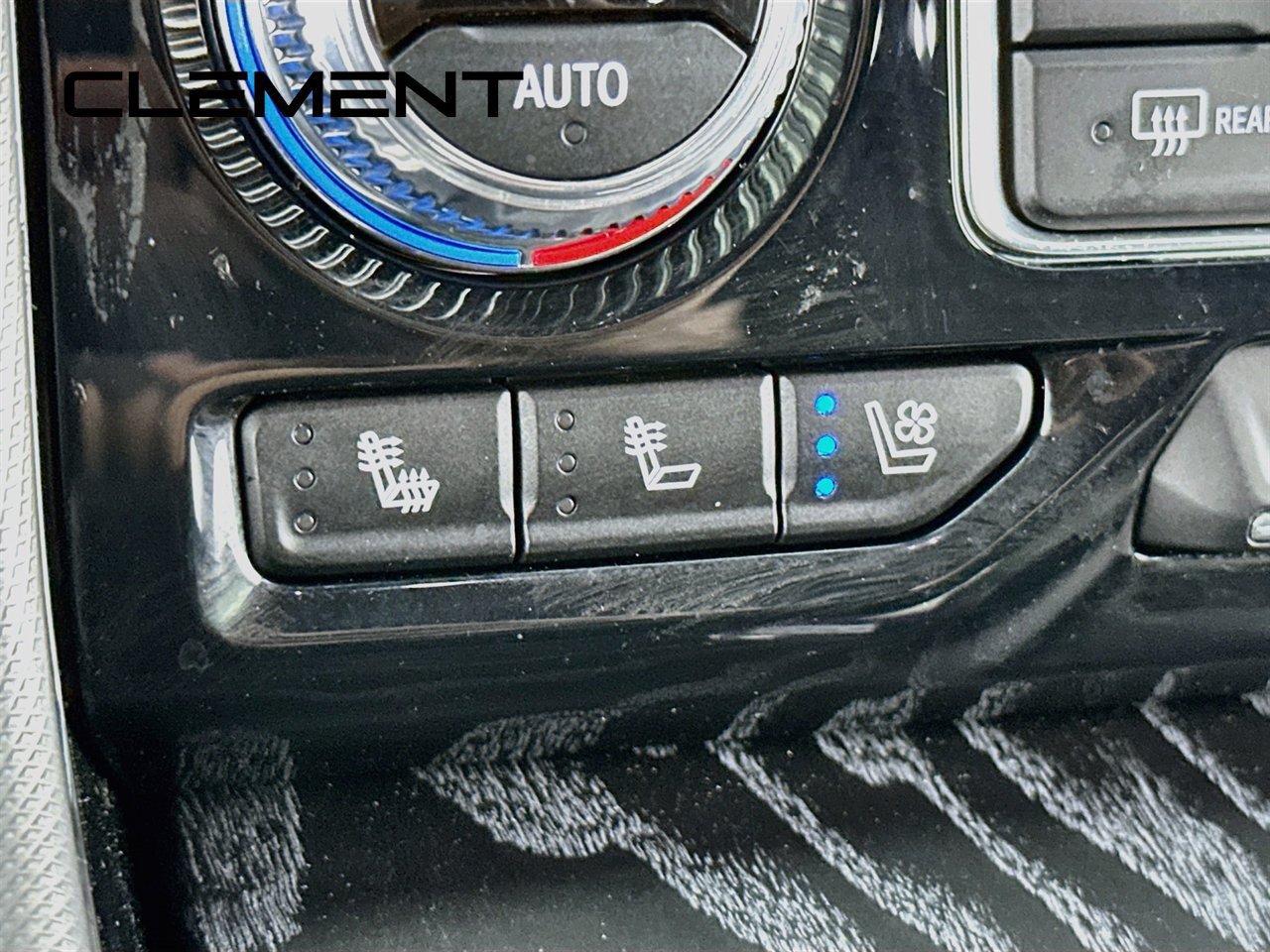 Used 2024 GMC Yukon Denali AWD/4WD image 23