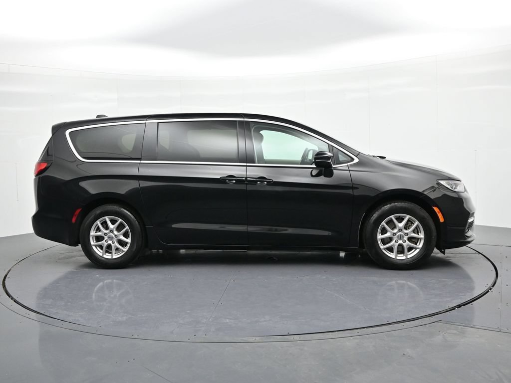 Used 2024 Chrysler Pacifica Touring-L FWD image 5