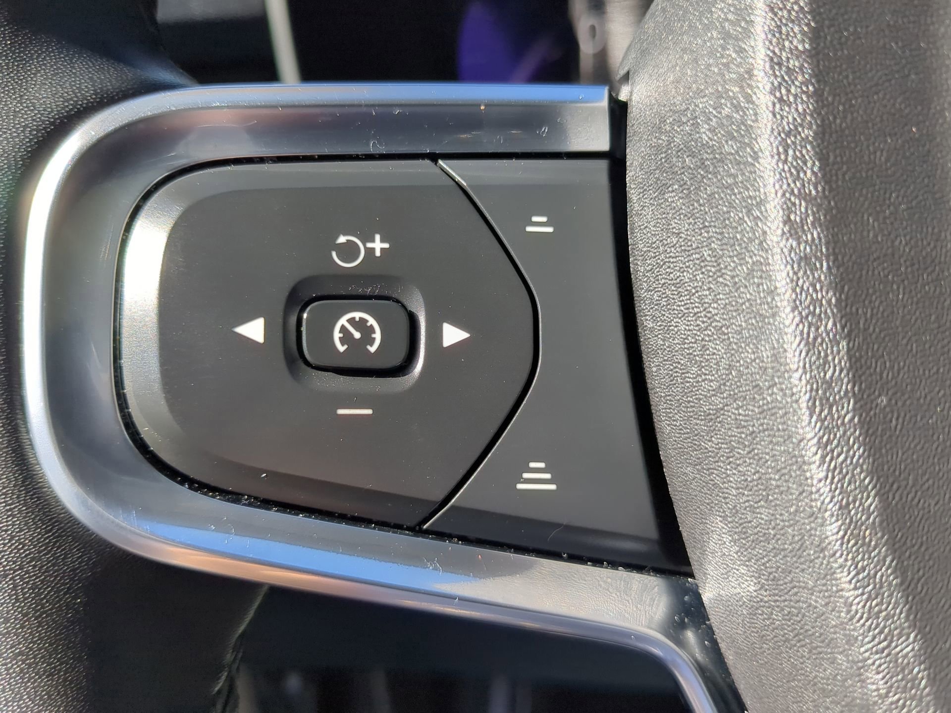 Used 2023 Volvo XC40 B5 Plus image 58