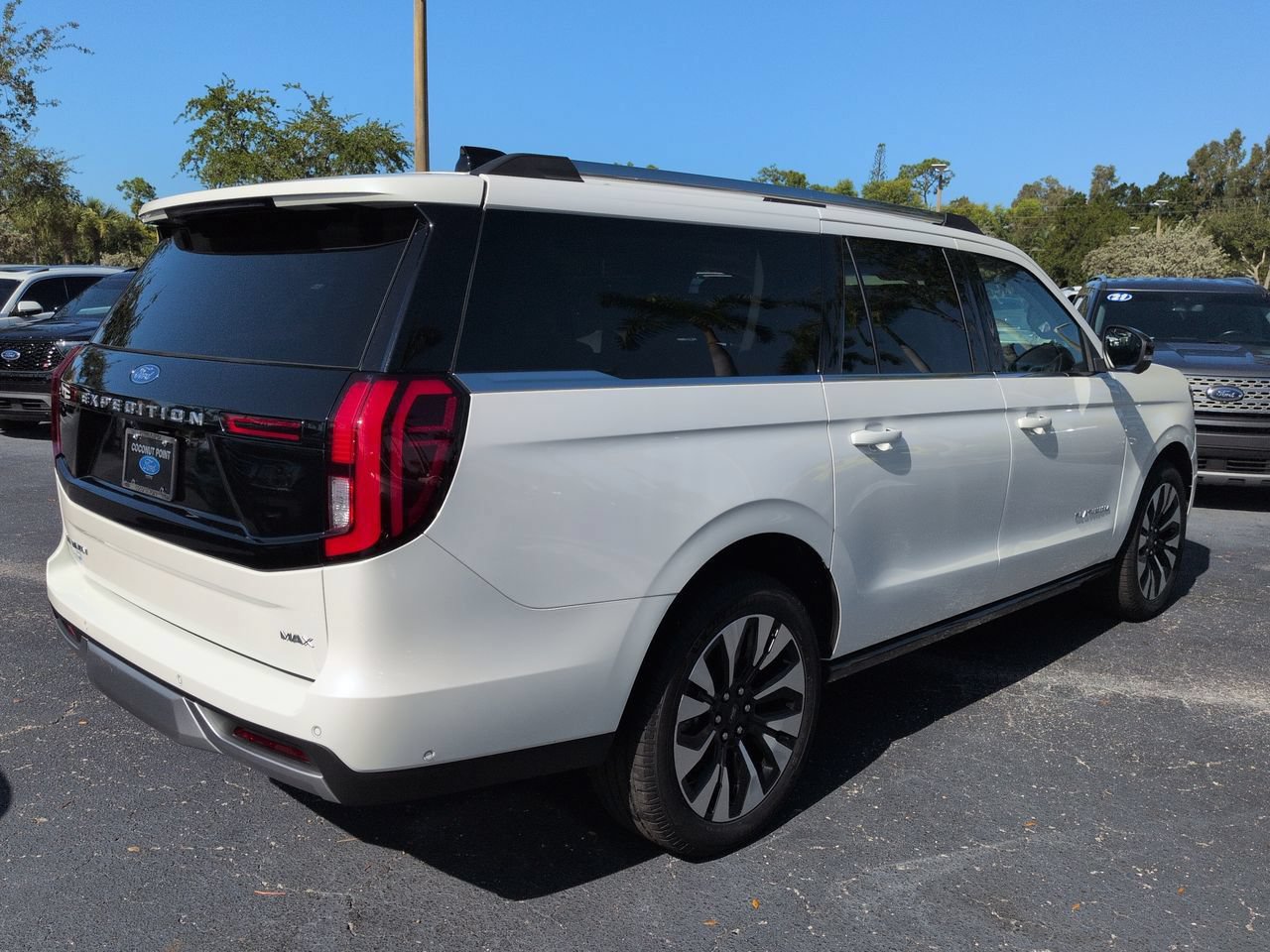 Certified 2025 Ford Expedition Max Platinum w/ Driver's Package AWD/4WD image 4