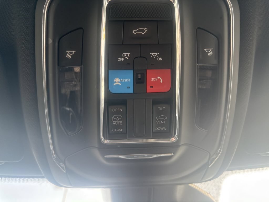 Used 2024 Jeep Grand Cherokee Altitude AWD/4WD image 27