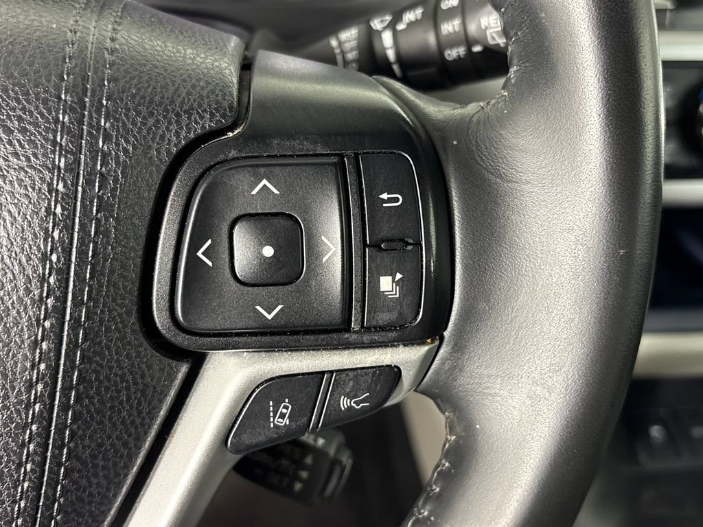 Used 2019 Toyota Highlander XLE FWD image 19