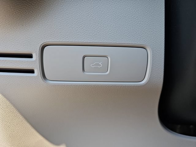 Used 2025 Volvo XC40 B5 Plus w/ Protection Package Premier AWD/4WD image 29