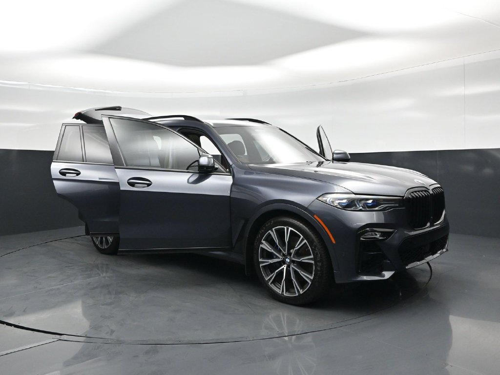 Used 2020 BMW X7 M50i w/ Dynamic Handling Package AWD/4WD image 32