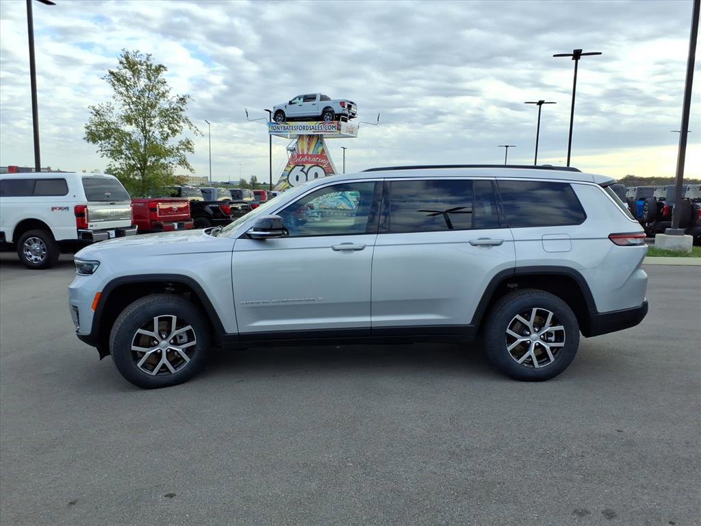 Used 2024 Jeep Grand Cherokee L Limited w/ Luxury Tech Group II image 2