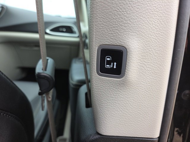 Used 2023 Chrysler Pacifica Touring-L FWD image 20