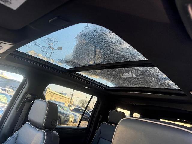 Used 2022 GMC Yukon XL SLT w/ SLT Premium Package image 8