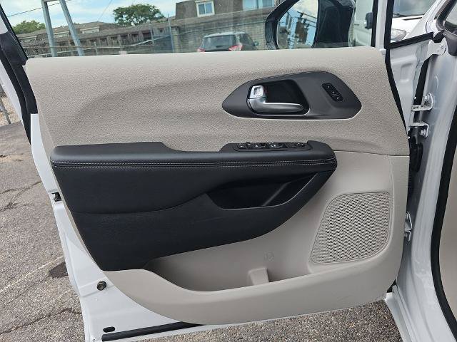 Used 2024 Chrysler Pacifica Touring-L FWD image 25