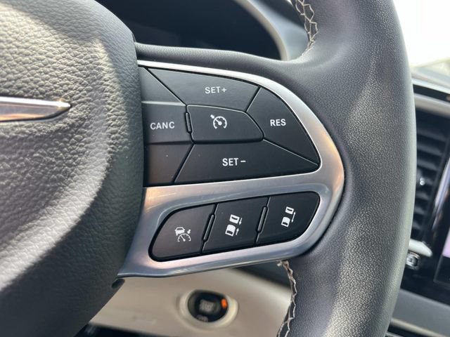 Used 2023 Chrysler Pacifica Touring-L FWD image 32