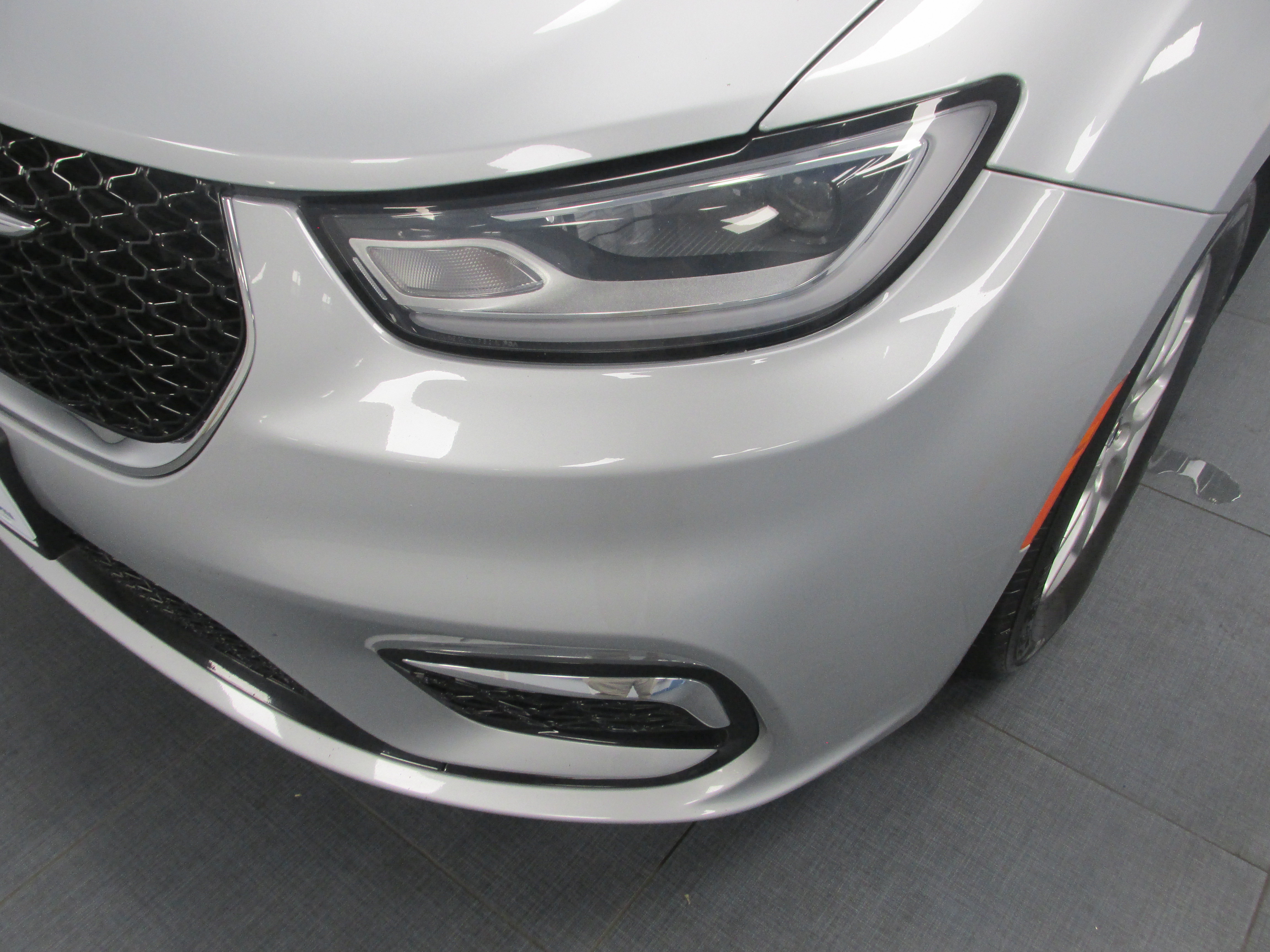 Used 2023 Chrysler Pacifica Touring-L FWD image 9