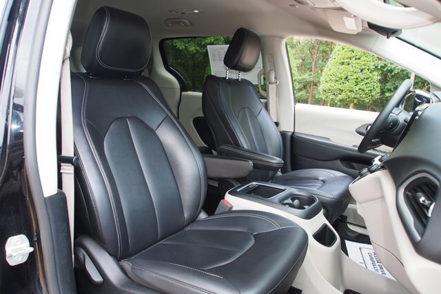 Used 2024 Chrysler Pacifica Touring-L FWD image 11