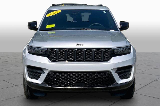 Used 2025 Jeep Grand Cherokee Altitude AWD/4WD image 4