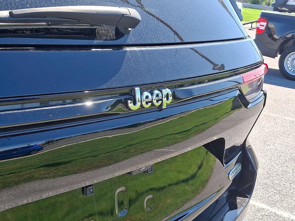 Used 2024 Jeep Grand Cherokee Overland w/ Trailer Tow Package AWD/4WD image 32