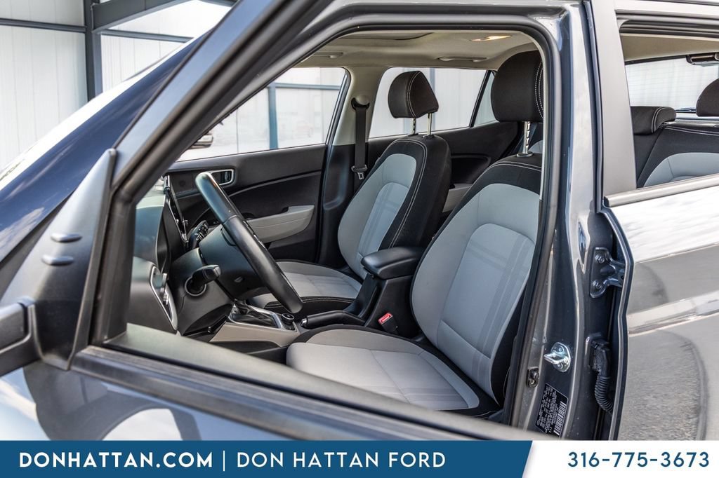 Used 2025 Hyundai Venue SEL FWD image 16