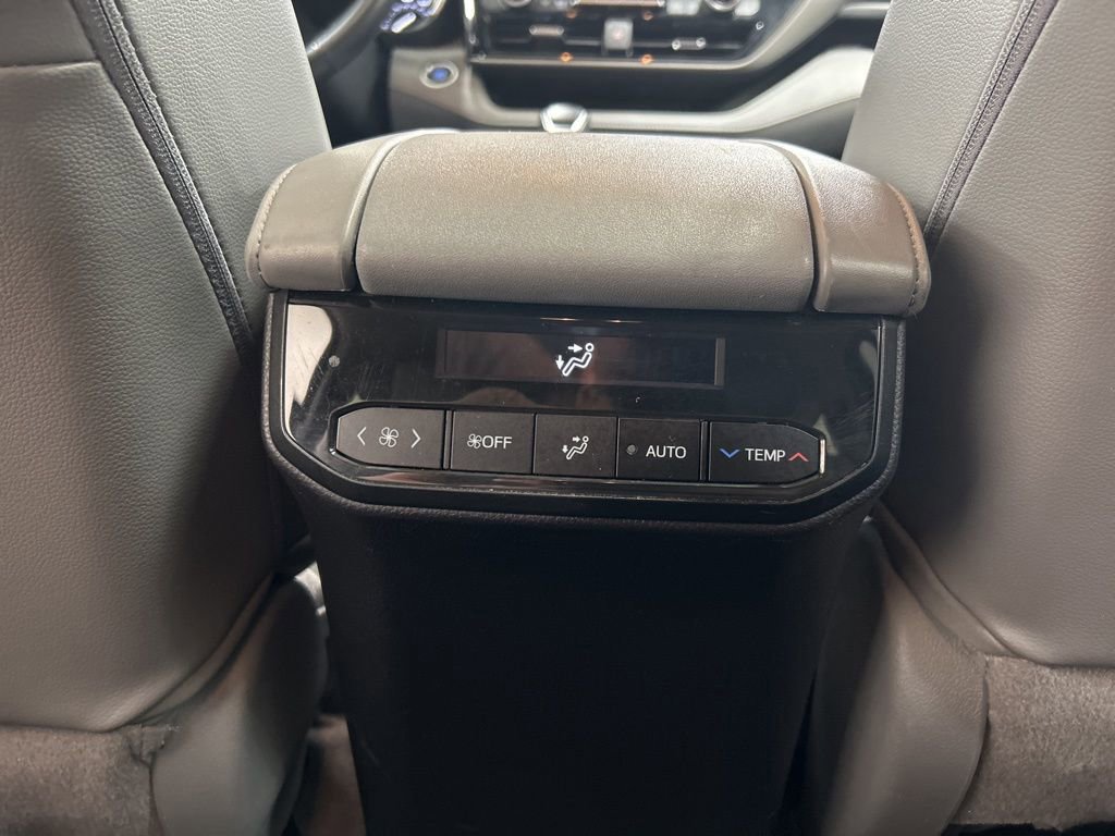 Used 2021 Toyota Highlander XLE AWD/4WD image 29