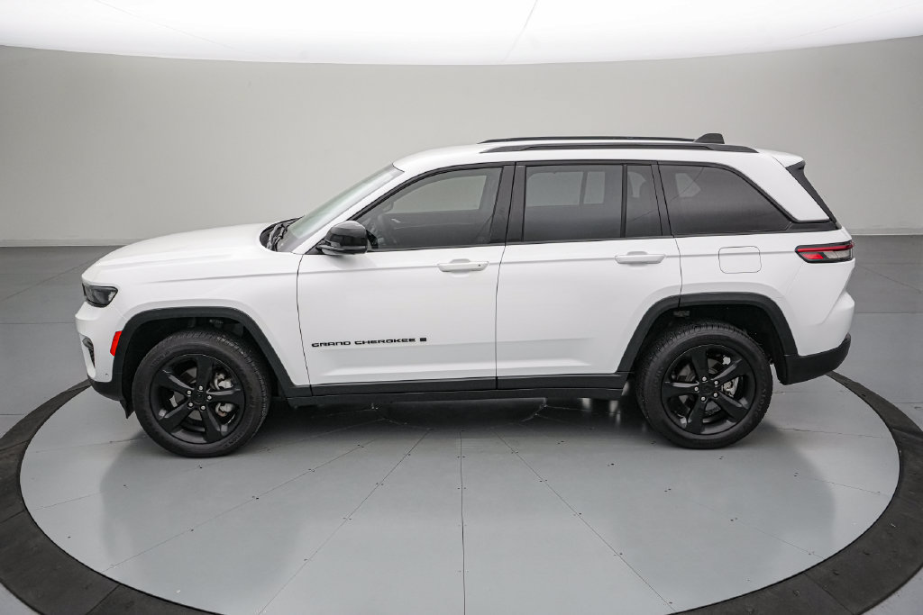 Used 2023 Jeep Grand Cherokee Limited w/ Luxury Tech Group II AWD/4WD image 7