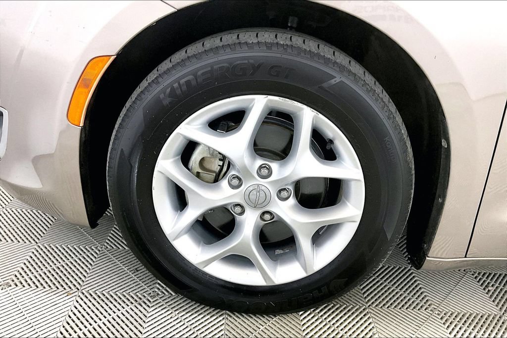 Used 2017 Chrysler Pacifica Touring Plus w/ Tire & Wheel Group FWD image 7