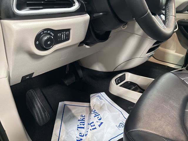 Used 2024 Chrysler Pacifica Touring-L image 15