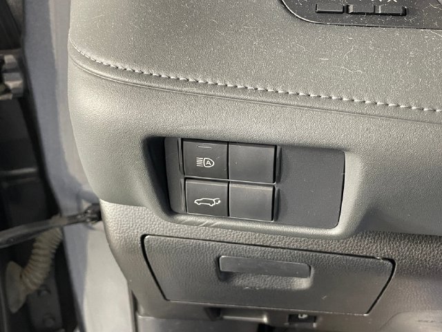 Used 2020 Toyota Highlander XLE AWD/4WD image 9