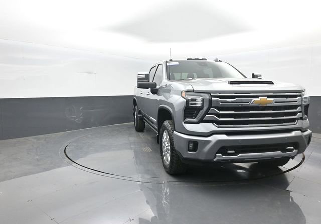 Used 2024 Chevrolet Silverado 2500 High Country w/ High Country Premium Package AWD/4WD image 2