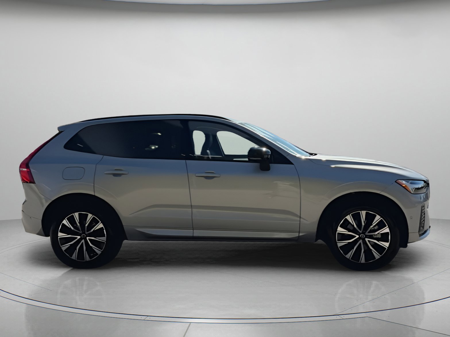 Used 2025 Volvo XC60 B5 Plus image 26