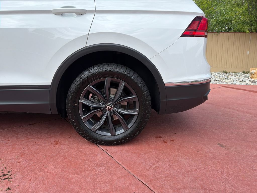 Used 2022 Volkswagen Tiguan SE AWD/4WD image 39
