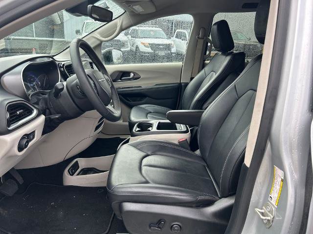 Used 2024 Chrysler Pacifica Touring-L image 5