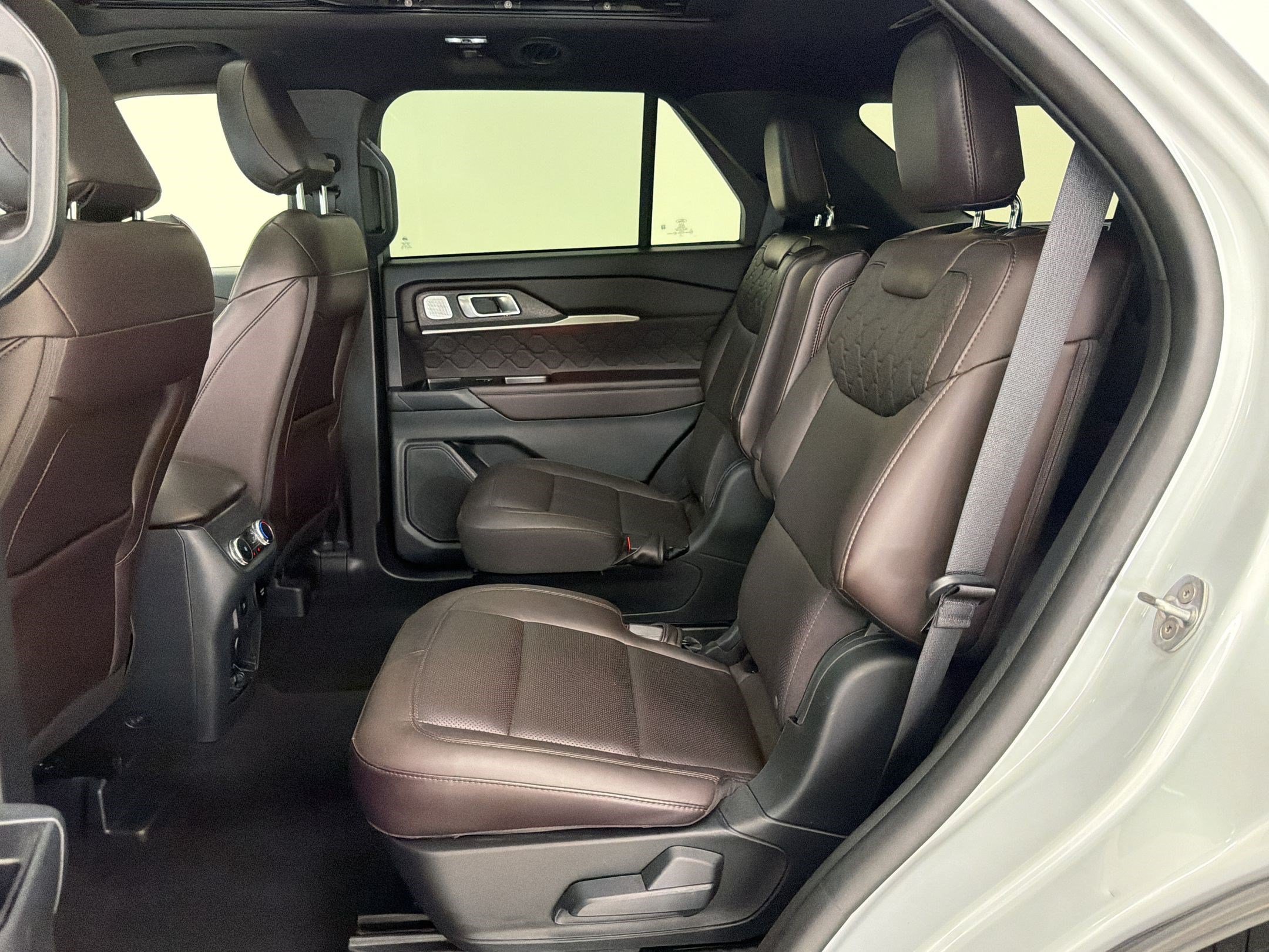 Certified 2025 Ford Explorer Platinum w/ LUX Leather Package AWD/4WD image 23