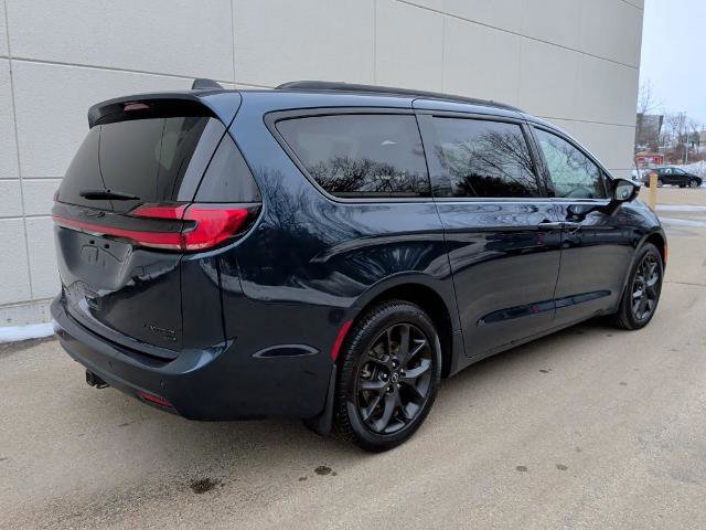 Used 2025 Chrysler Pacifica Limited w/ Uconnect Theater Family Group image 3