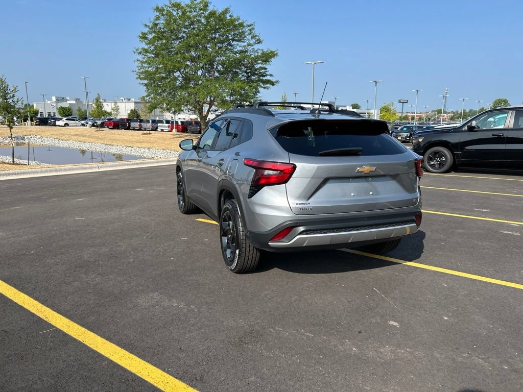 Used 2024 Chevrolet Trax LT w/ Driver Confidence Package FWD image 9