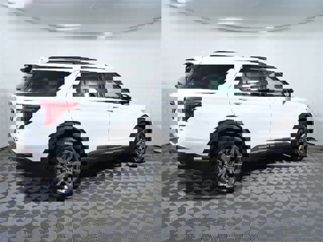 Certified 2024 Ford Explorer XLT w/ Equipment Group 202A image 4