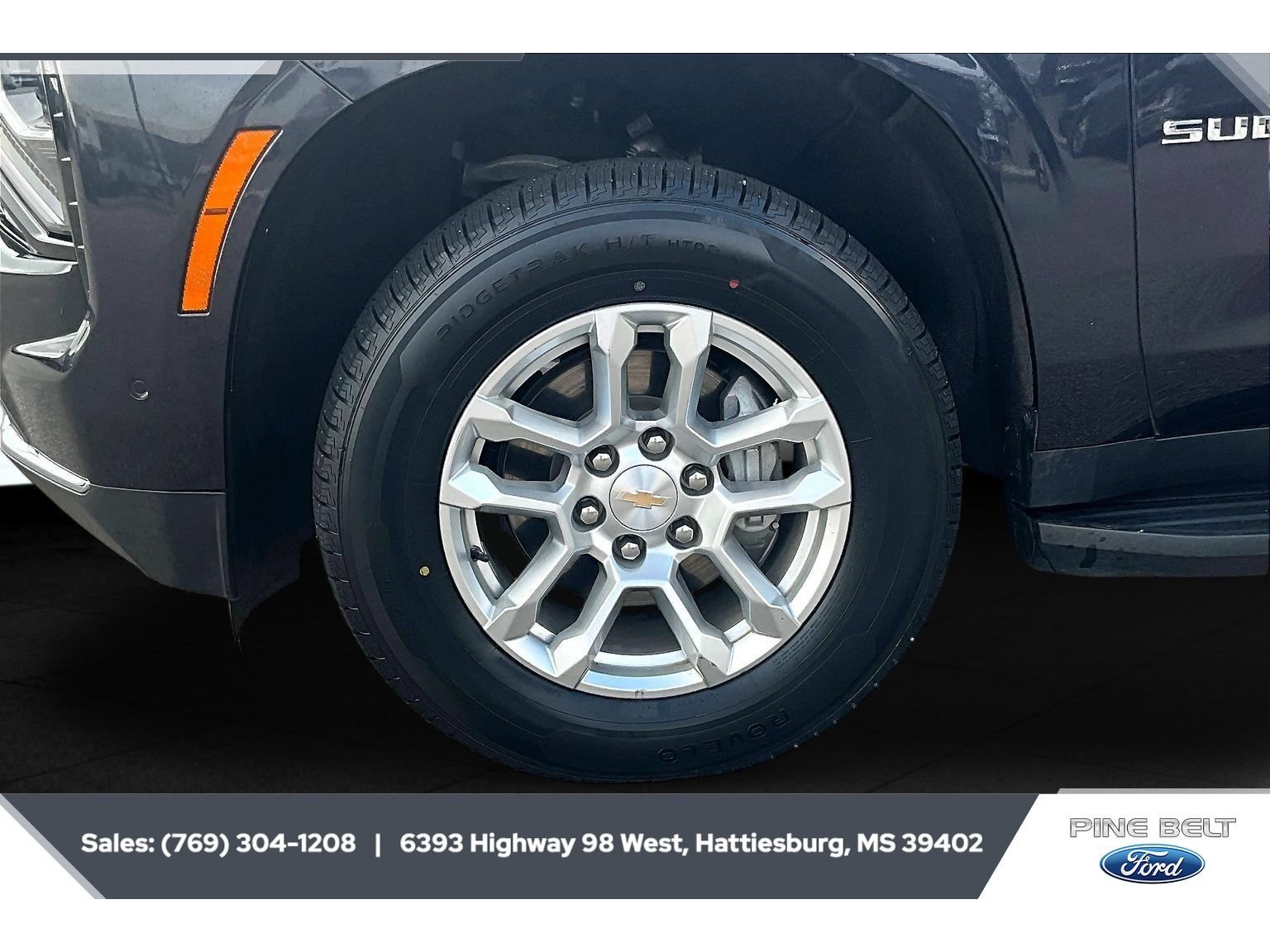 Used 2025 Chevrolet Suburban LT RWD image 7