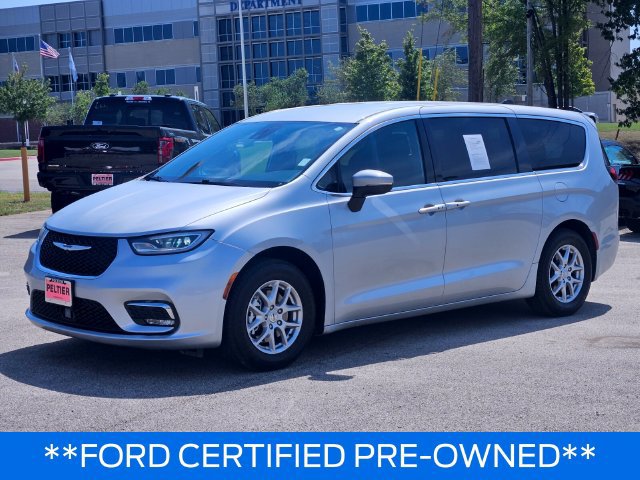 Used 2023 Chrysler Pacifica Touring FWD image 3
