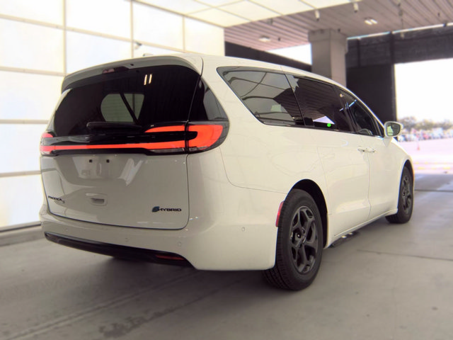 Used 2022 Chrysler Pacifica Touring-L w/ Uconnect Theater Family Group FWD image 3