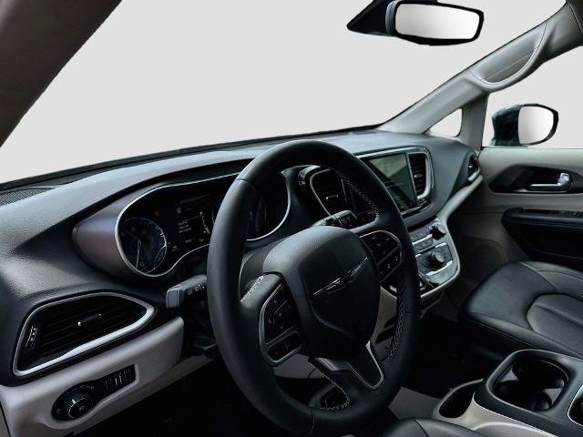 Used 2024 Chrysler Pacifica Touring-L FWD image 9
