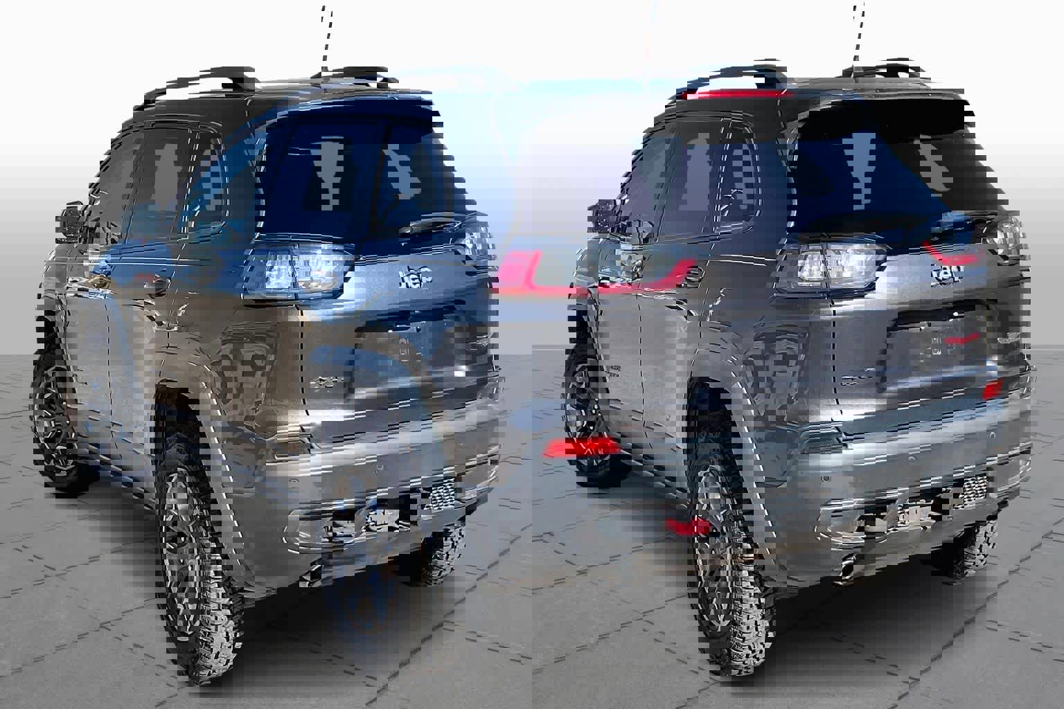 Used 2019 Jeep Cherokee Trailhawk w/ Cold Weather Group image 11