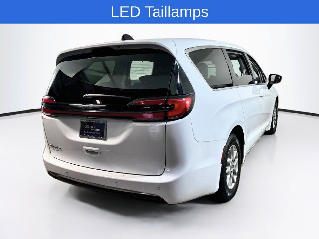 Used 2024 Chrysler Pacifica Touring-L FWD image 11