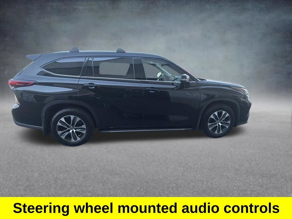 Used 2022 Toyota Highlander XLE AWD/4WD image 7
