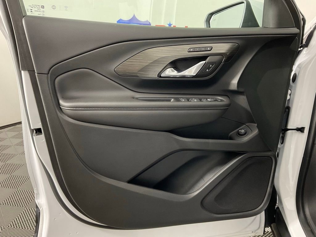 Used 2023 GMC Terrain SLT w/ Tech Package FWD image 12