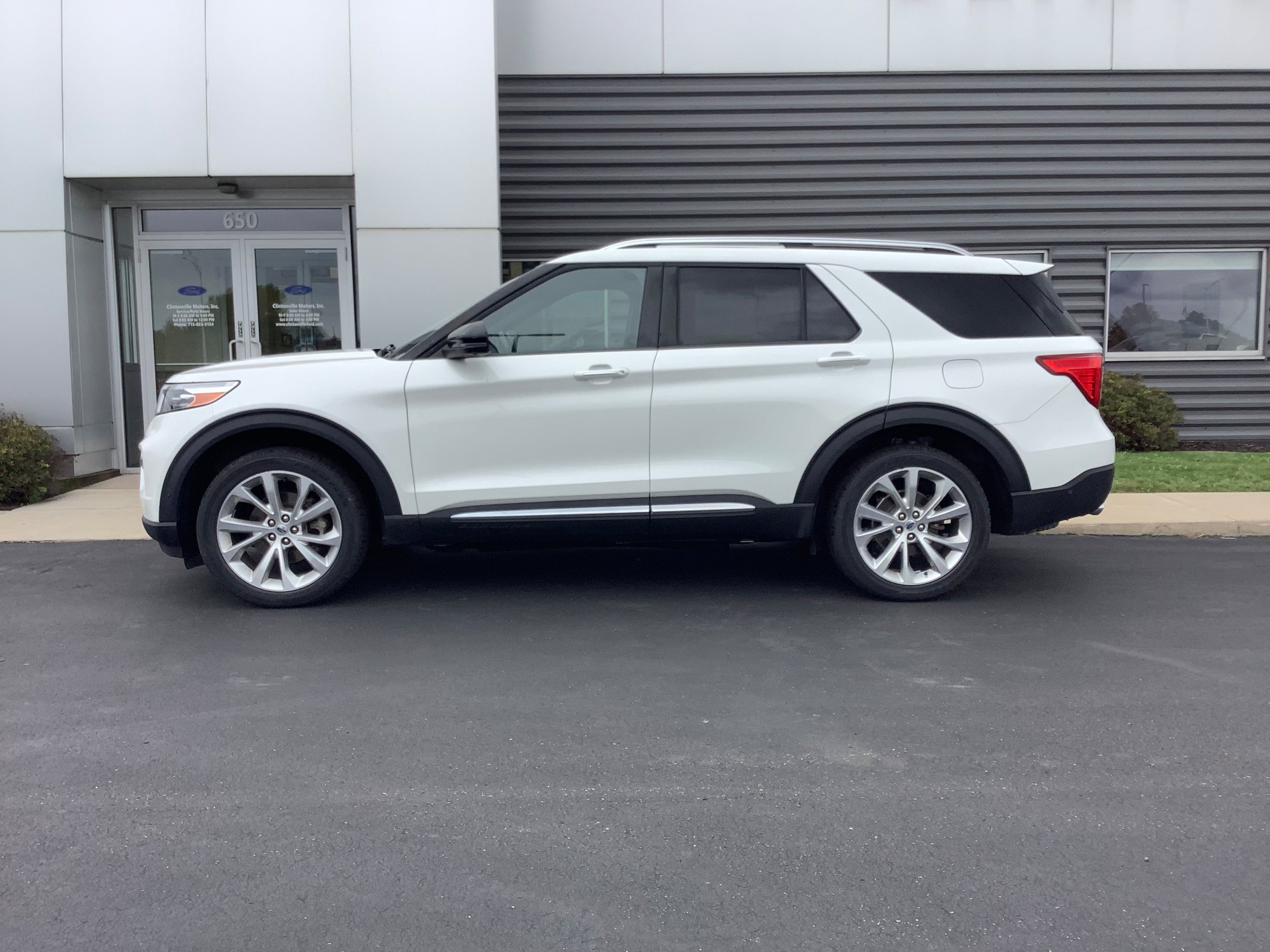 Certified 2022 Ford Explorer Platinum w/ Equipment Group 601A AWD/4WD image 2