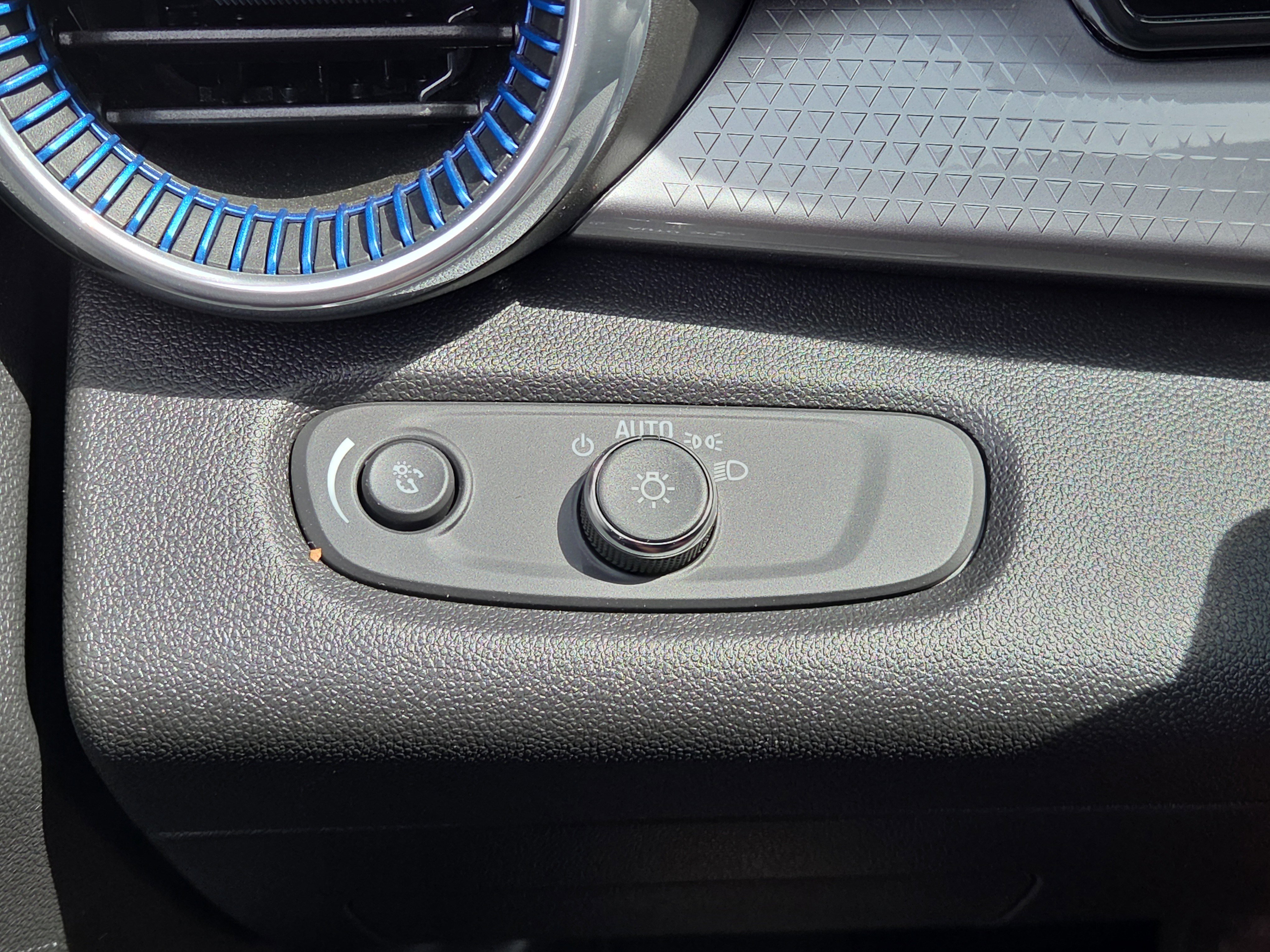 Used 2025 Chevrolet Trax LT w/ Driver Confidence Package FWD image 25