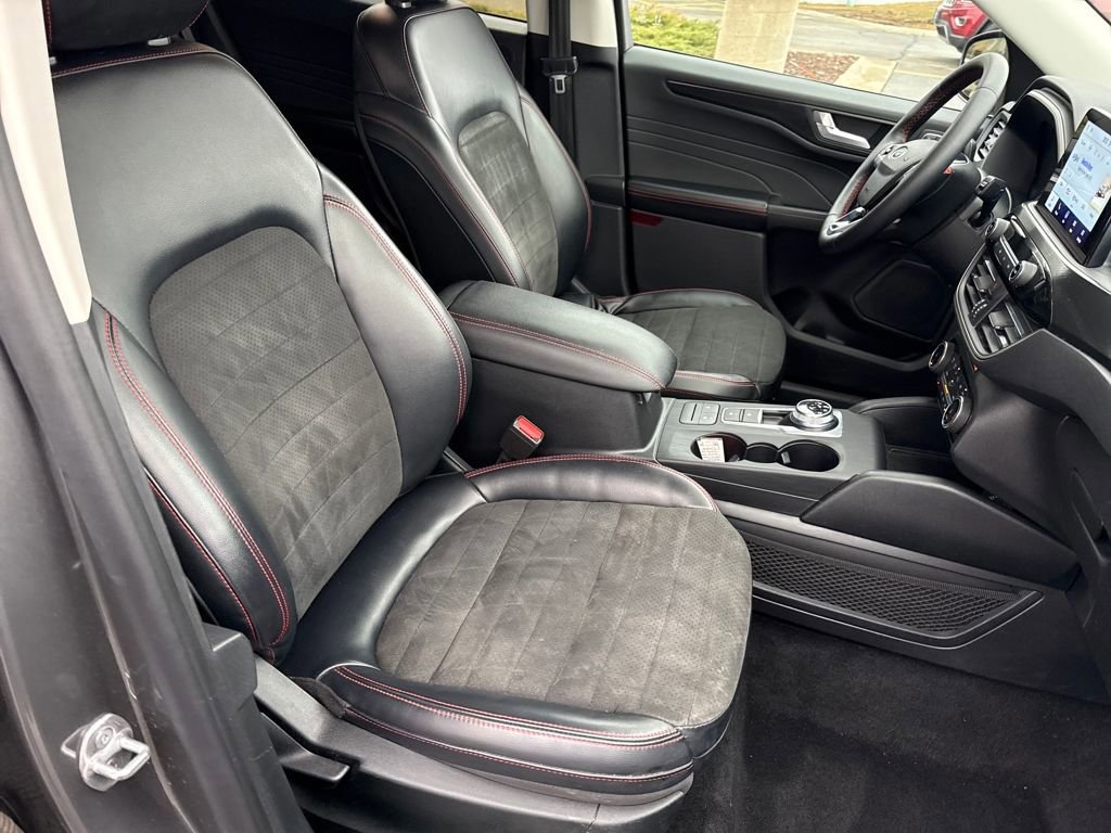 Certified 2022 Ford Escape SEL w/ SEL Stealth AWD Package image 9