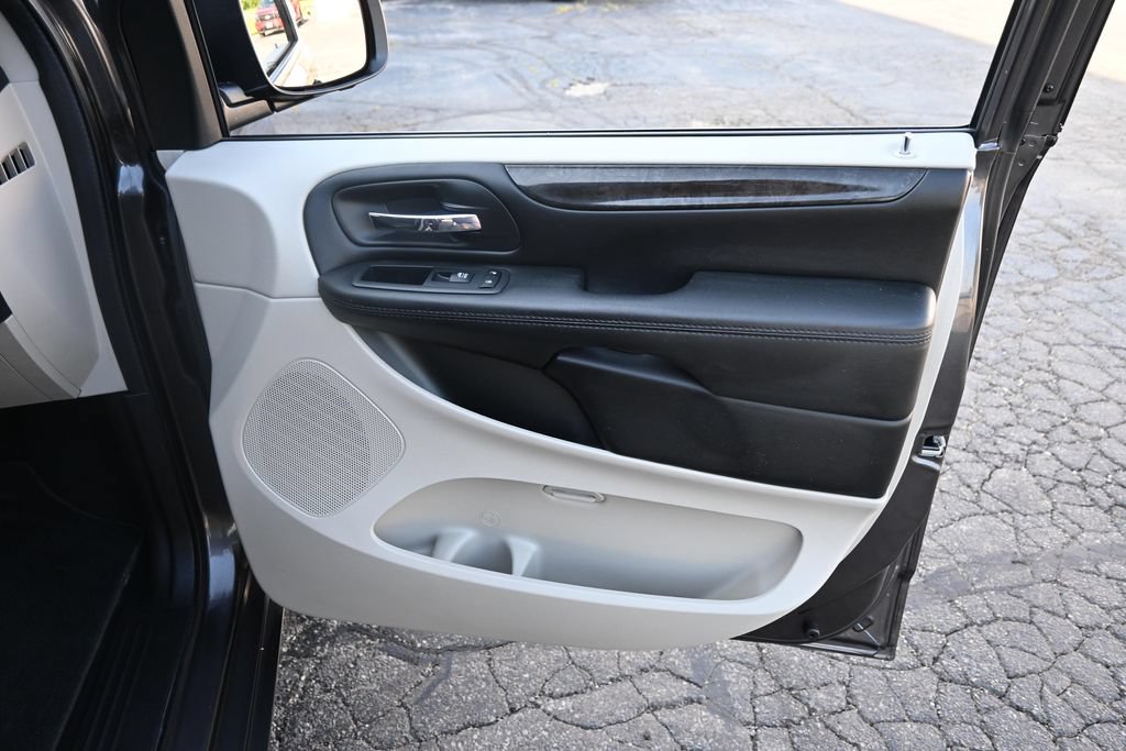 Used 2018 Dodge Grand Caravan SE w/ UConnect Hands-Free Group FWD image 21