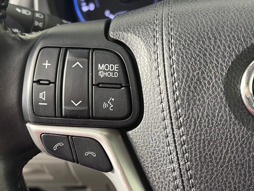 Used 2017 Toyota Highlander XLE w/ Carpet Mat Package AWD/4WD image 17
